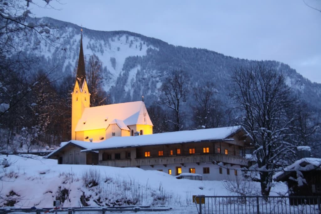 Beleuchtete Raitener Kirche
