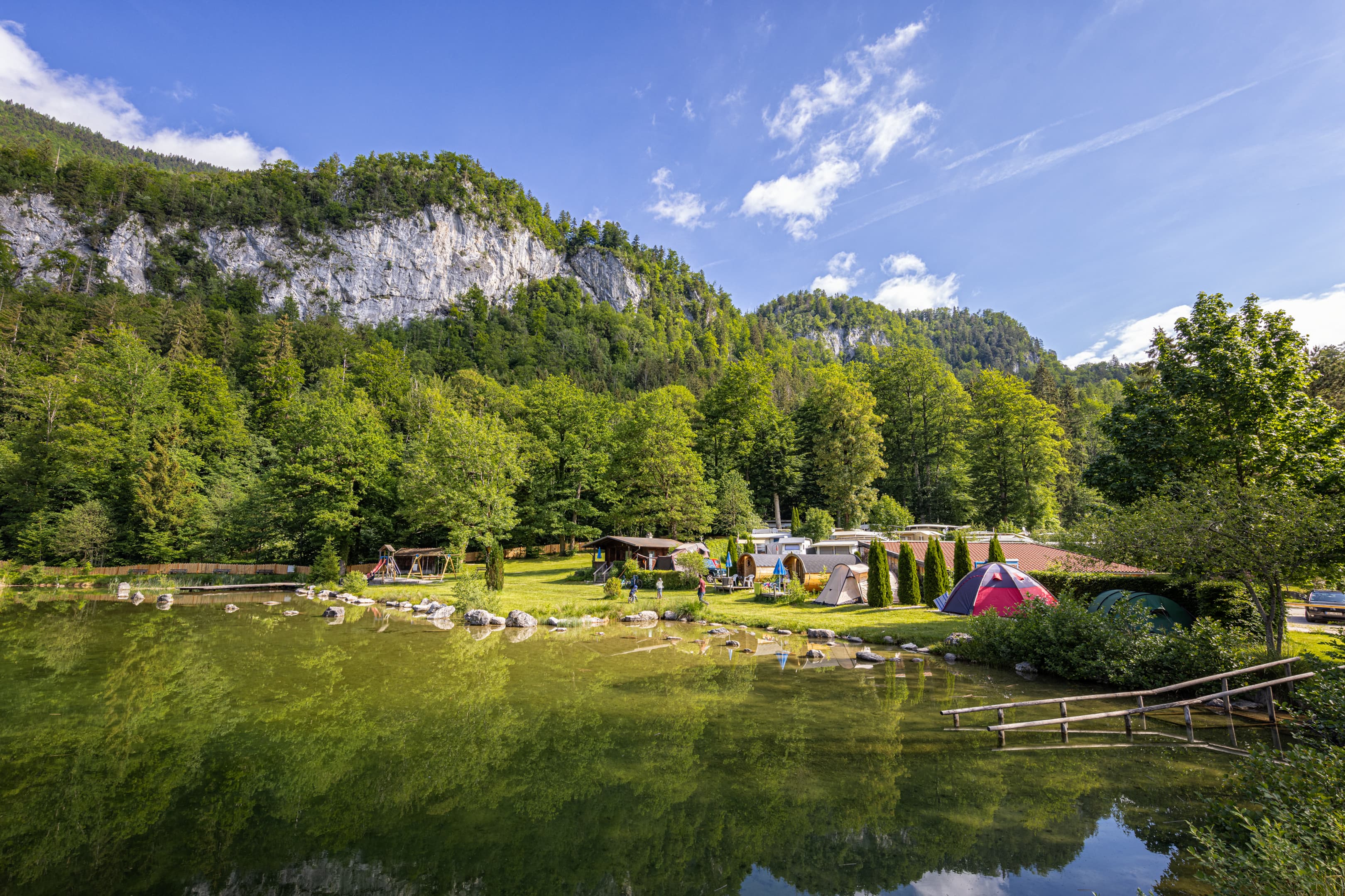 Strandbad Zellersee mit Blick auf die Zellerwand
