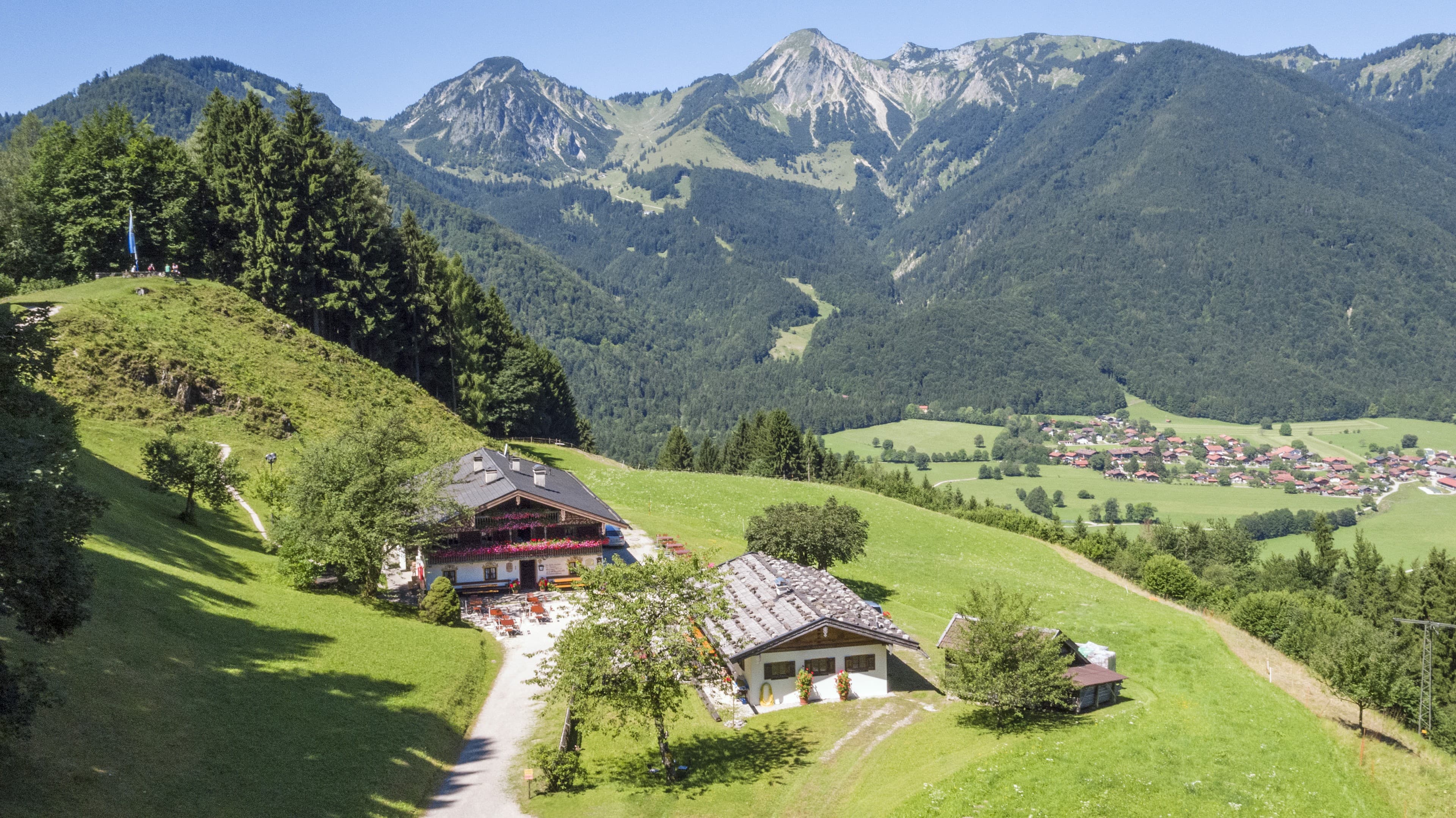 Streichenkapelle mit Berggasthof - im Hintergrund Geigelstein und Breitenstein