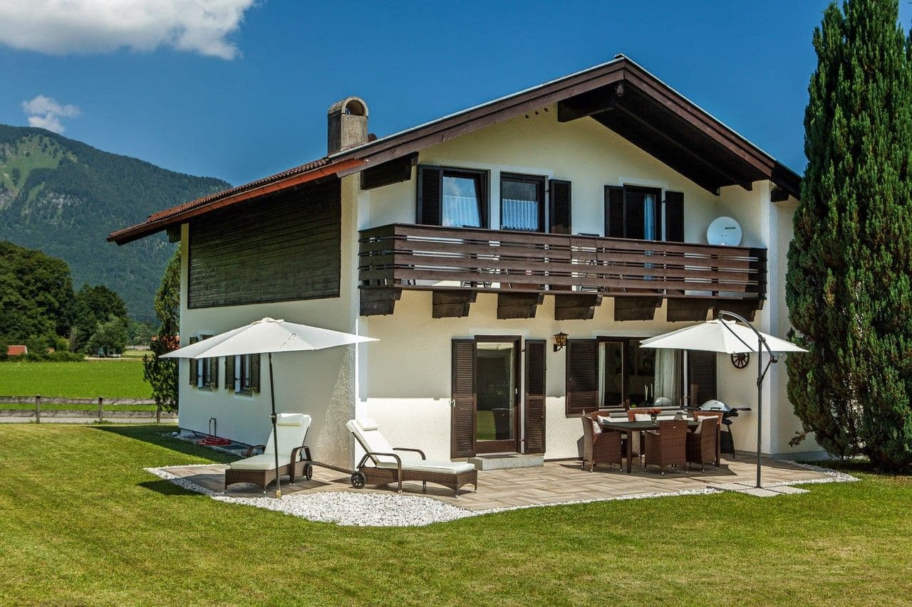 Hausansicht Sommer mit Terrasse
