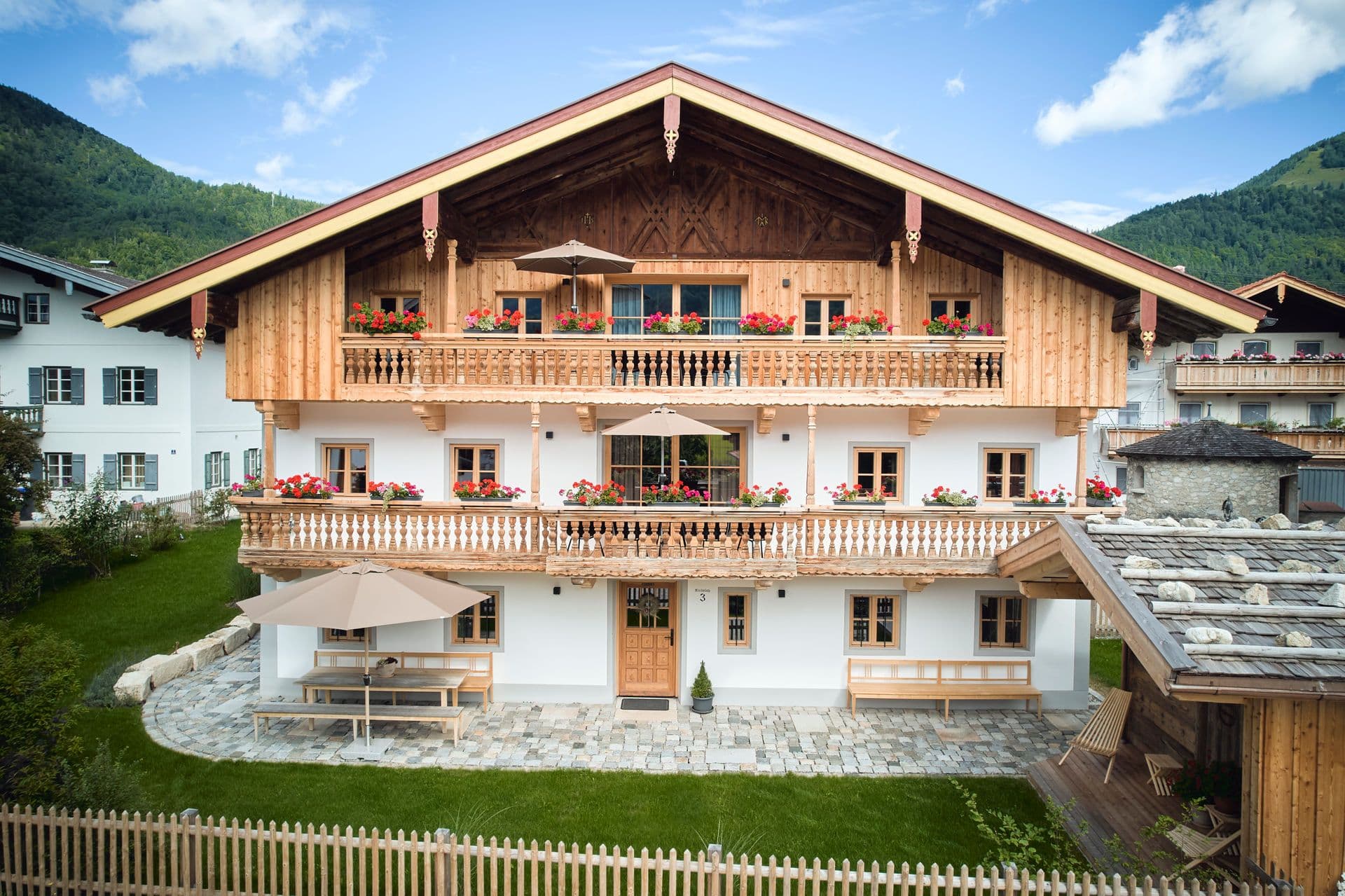 Stirnseite Bauernhaus Sommer mit Sonnenschirmen